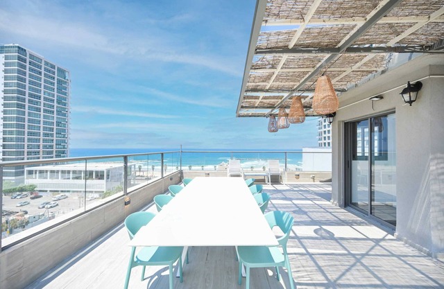 Glam 4BR Overlooking Banana Beach by HolyGuest