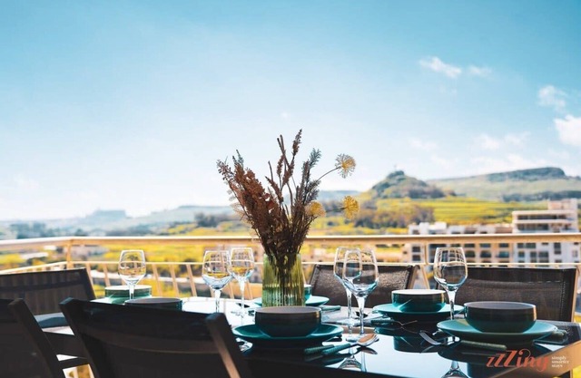 Glamorous Apartment with Panoramic Green Views