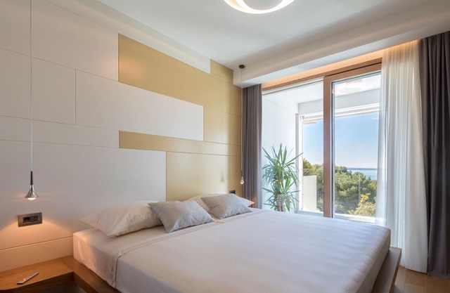 Glamorous Gabby Luxury Sea View Apartment