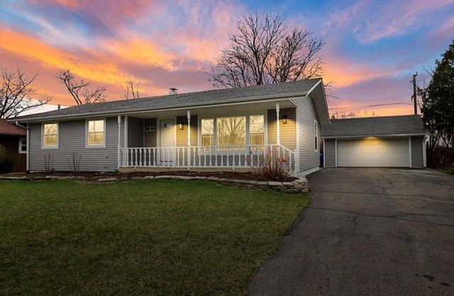 Glamorous Stay in this 3 BR + 3BA House w/Bar and Home Sauna!