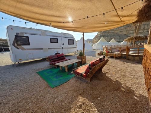 Glamping Caravans In the Crater- גלמפינג קרוואנים במכתש