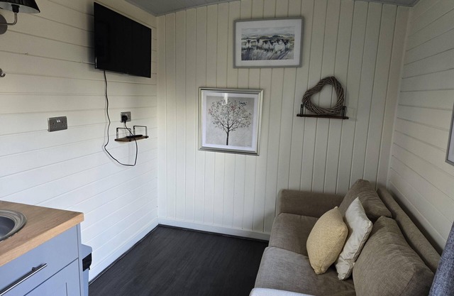 Glamping Hut - Riverside 1