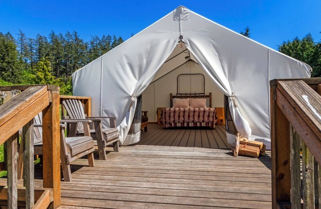 Glamping Tent 2 min walk to west-facing beach at popular resort