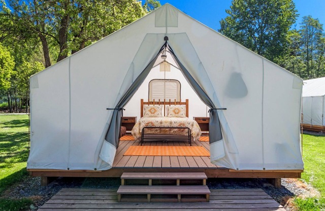 Glamping Tent with Westerly Ocean Views - 1 min walk to beach!