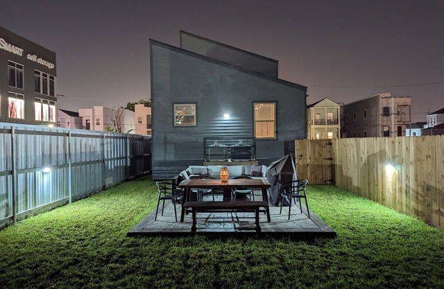 Glistening New Superdome Group Home w/10 Beds, Parking, Patio, Grill and 5 Bath