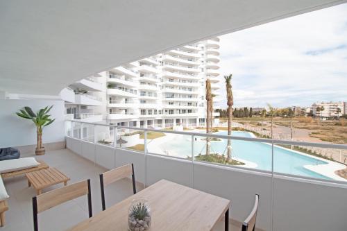 Global Properties, Apartamento con terraza y vistas a la piscina en Gran Canet