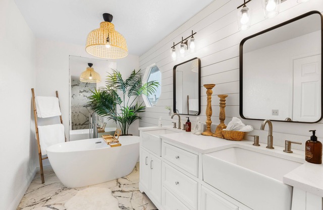 Globetrotters cottage with 2 Queen Master suite, KING SUITEnnFlexible checking*