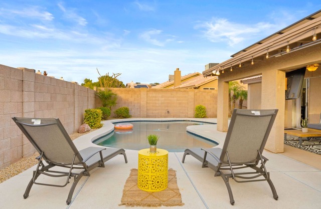 Glorious Glendale, Heated Pool, Pool Table, BBQ!