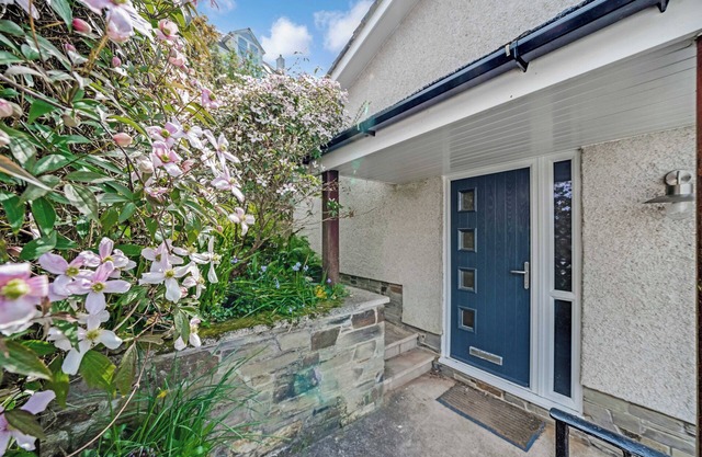 Glorious River Views from this dog friendly 3 bed house in Noss Mayo