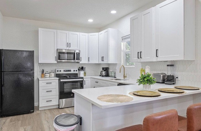 Glorius Amazing 2br/1ba Stay Near Lively Downtown!