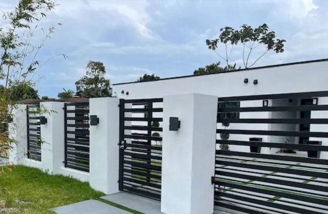 Glory to God, A Modern Villa! Near Beach.