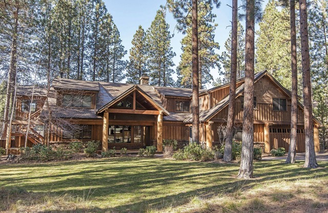 GM167 | Stunning,Luxury Log Home with enough room for the entire family.