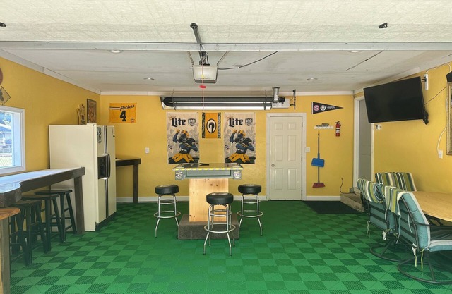 Go Pack 1090 steps from Lambeau entrance - Heated Garage