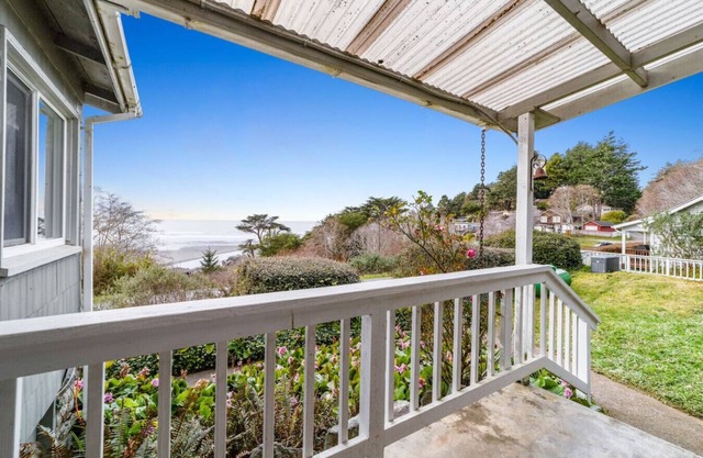 Gog and Pop's Beach House - Ocean Views, WiFi, BBQ