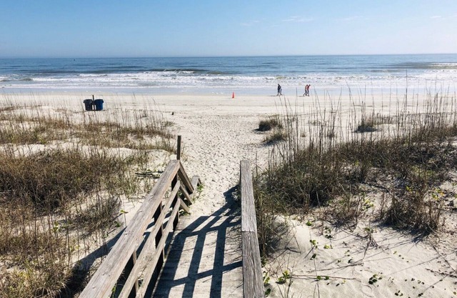 GOIN COASTAL Beach House, 3/2, Sleeps 10, 3 min Walk To The Beach