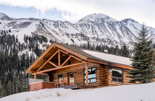 "Gold Rush" Cowboy Heaven Cabin w/Loft on Ski Slope, Hot Tub, Views, Privacy