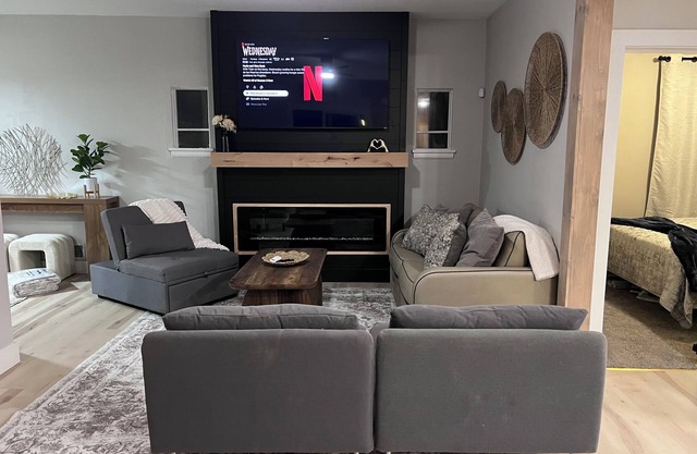 Golden Dome Oasis. Spacious 5 BR! Walk to ND! Large yard w Hot Tub! Outdoor TV