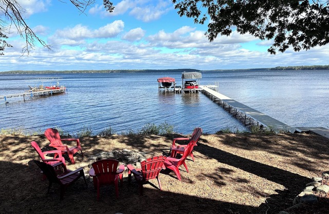 Golden Getaway - 40' from the sandy beach on LCO! New kitchen & living room.