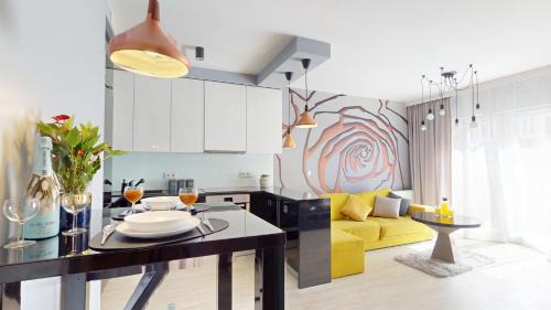 Golden Hour Rose - Kurkowa 14 Residence