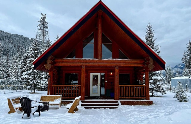 Golden Rustic Cabin Getaway|Loft & Mountain Views!