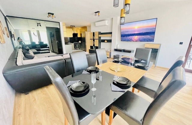 Golden Suite - 2bd apartment/free parking