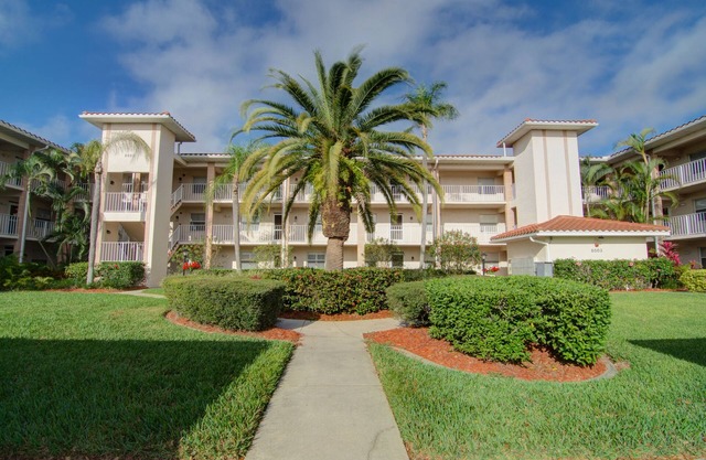 GOLF COURSE CONDO IN TARA GOLF AND COUNTRY CLUB, BRADENTON, FLORIDA