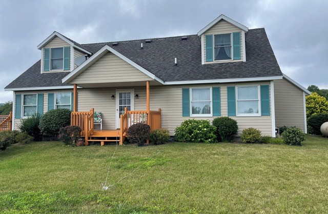 Golf course home minutes from downtown Bellaire and Shorts; Sleeps 10