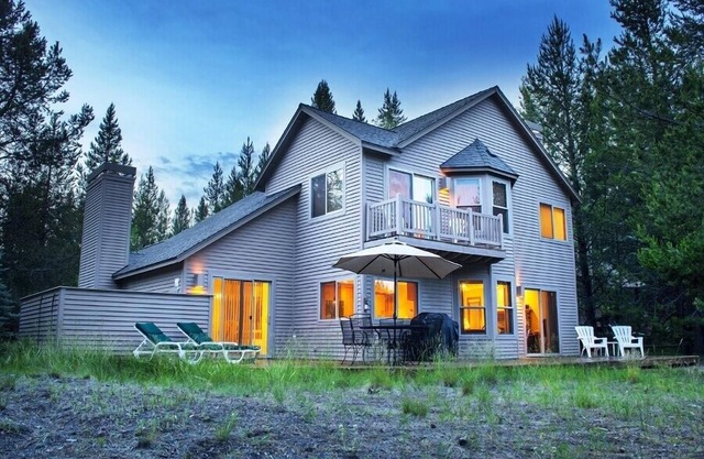 Golfside Retreat with Hot Tub, BBQ & Spacious Deck