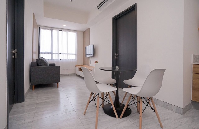 Good and Cozy 2BR at Collins Boulevard Apartment