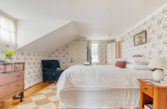 Good Dale Room at Egremont Village Inn by AvantStay | Music, Bar, Farm!