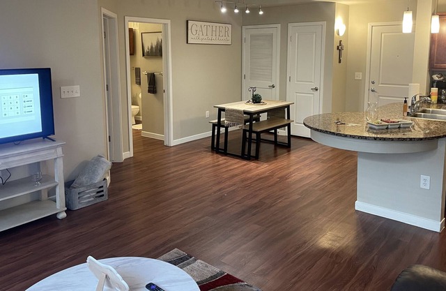 GORGEOUS 2 BED 2 BATH MINUTES FROM DOWNTOWN