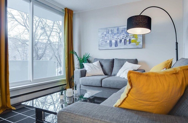 Gorgeous 2Br Condo w Parking Patio Coffee!