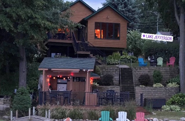 Gorgeous 4 BR lake home with beachside cabana!