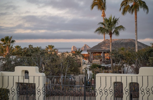 Gorgeous 6 Bdr. Home in Cabo Bello, Walk to the beach, Heated Pool & Ocean Views
