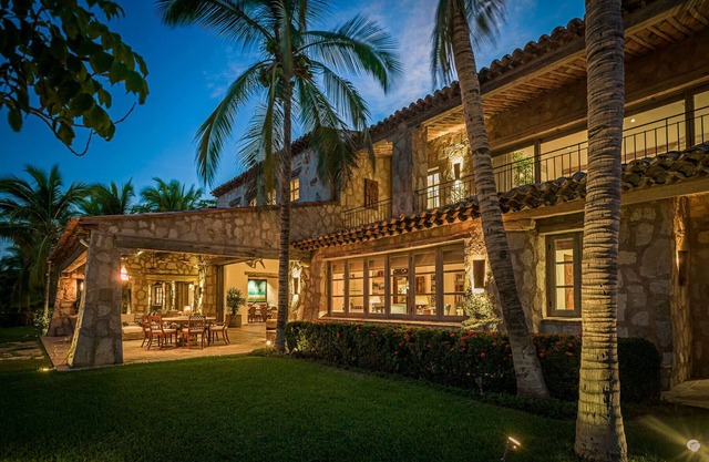 Gorgeous 8 BR Beachfront Koll Estate w/Private Pool, A/C, WiFi, BBQ + More!