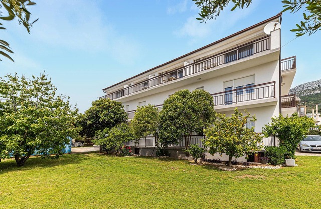 Gorgeous apartment in Kastel Kambelovac