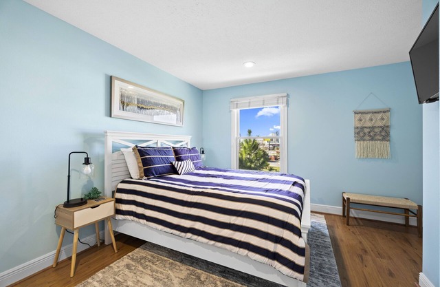 Gorgeous, Bright Townhome Close to Beach!