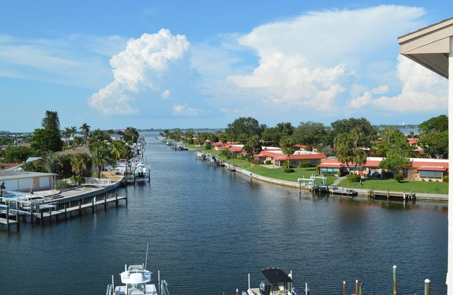 Gorgeous canal front condo, fully equipped and just minutes from the beach.