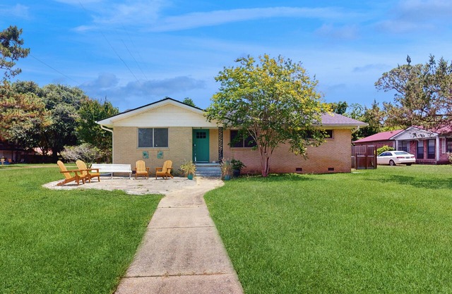 Gorgeous coastal home, dog-friendly and easy beach access