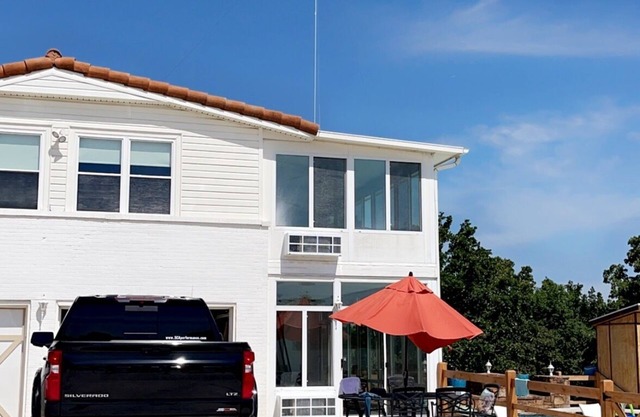 Gorgeous country retreat with pond and pool!