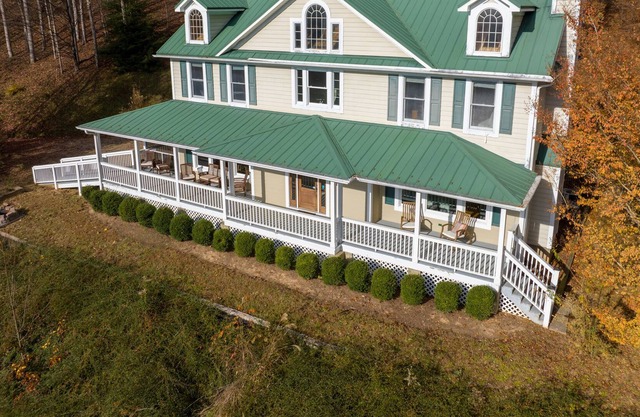 Gorgeous Country Chateau w/mountain views - 20 min to Asheville.