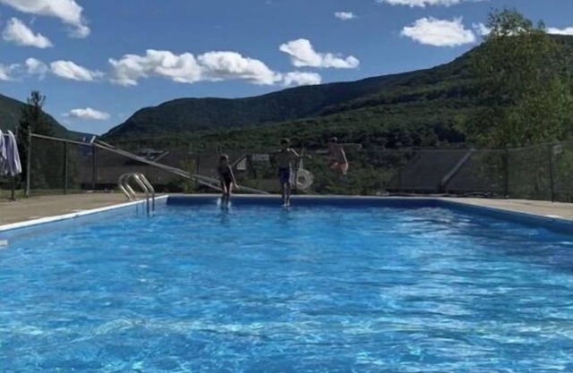 Gorgeous & Cozy Mountain View with Wood Stove! Ski/Hiking/Wi-Fi/Pool