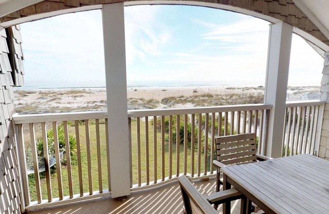 Gorgeous Direct OCEANFRONT Home - Straight Out of Pottery Barn - 3 Decks/Pool Table - Amazing Views