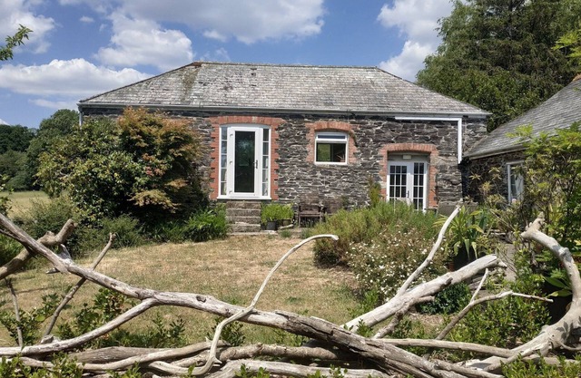 Gorgeous, family friendly riverside cottage in the heart of Tamar River Valley