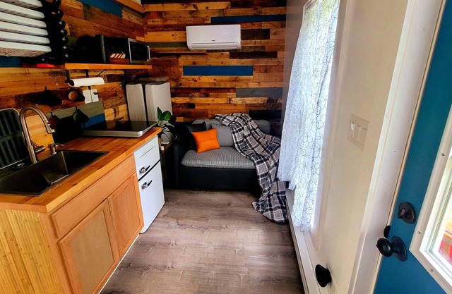 Gorgeous free standing Treehouse cabin with all the amenities!