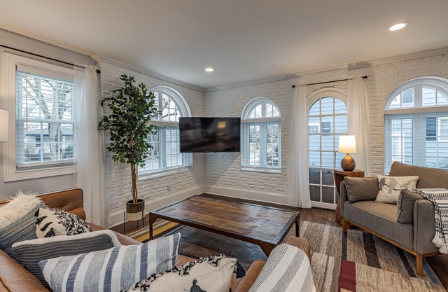 ♥ Gorgeous Home ☞ 1 mile to ND ★ High Speed Wifi ★ Families Welcome