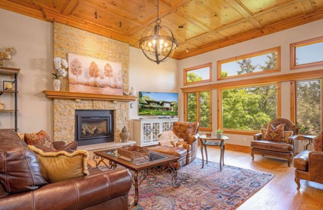 Gorgeous Home- Hot Tub & Pool Table