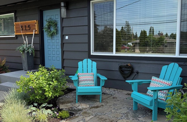 Gorgeous home w/AC enjoy hot tub & amazing yard only minutes to SEATAC airport