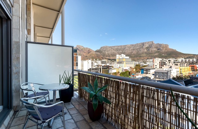 Gorgeous loft in trendy De Waterkant, Table Mountain views, no load shedding!