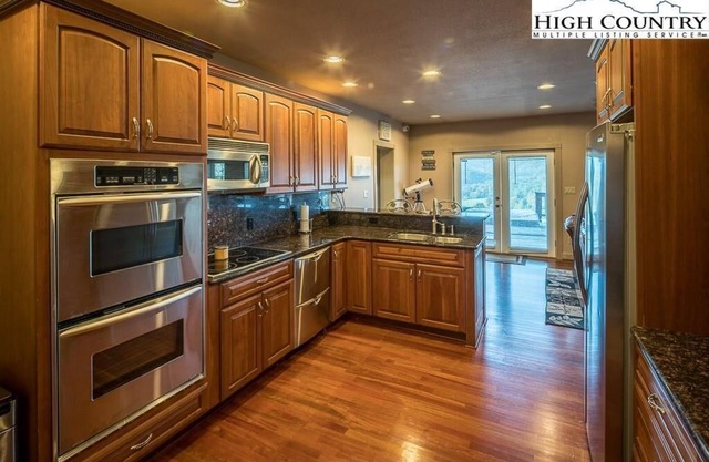 Gorgeous Mountain & New River View’s, Hot Tub, Fire Pit, Gas Grill, Elec Charger